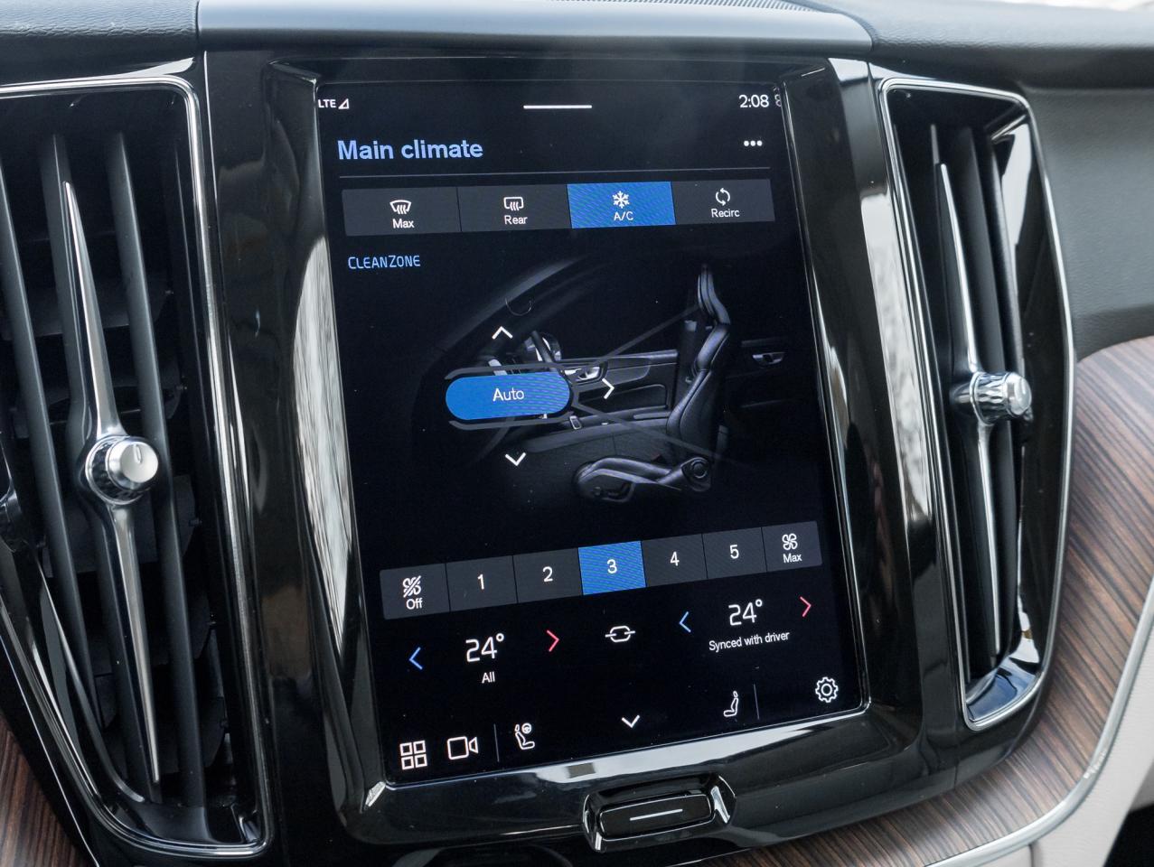 2022 Volvo XC60 B6 AWD Momentum  19" ALLOY WHEEL  CPO  DENIM BLUE Photo