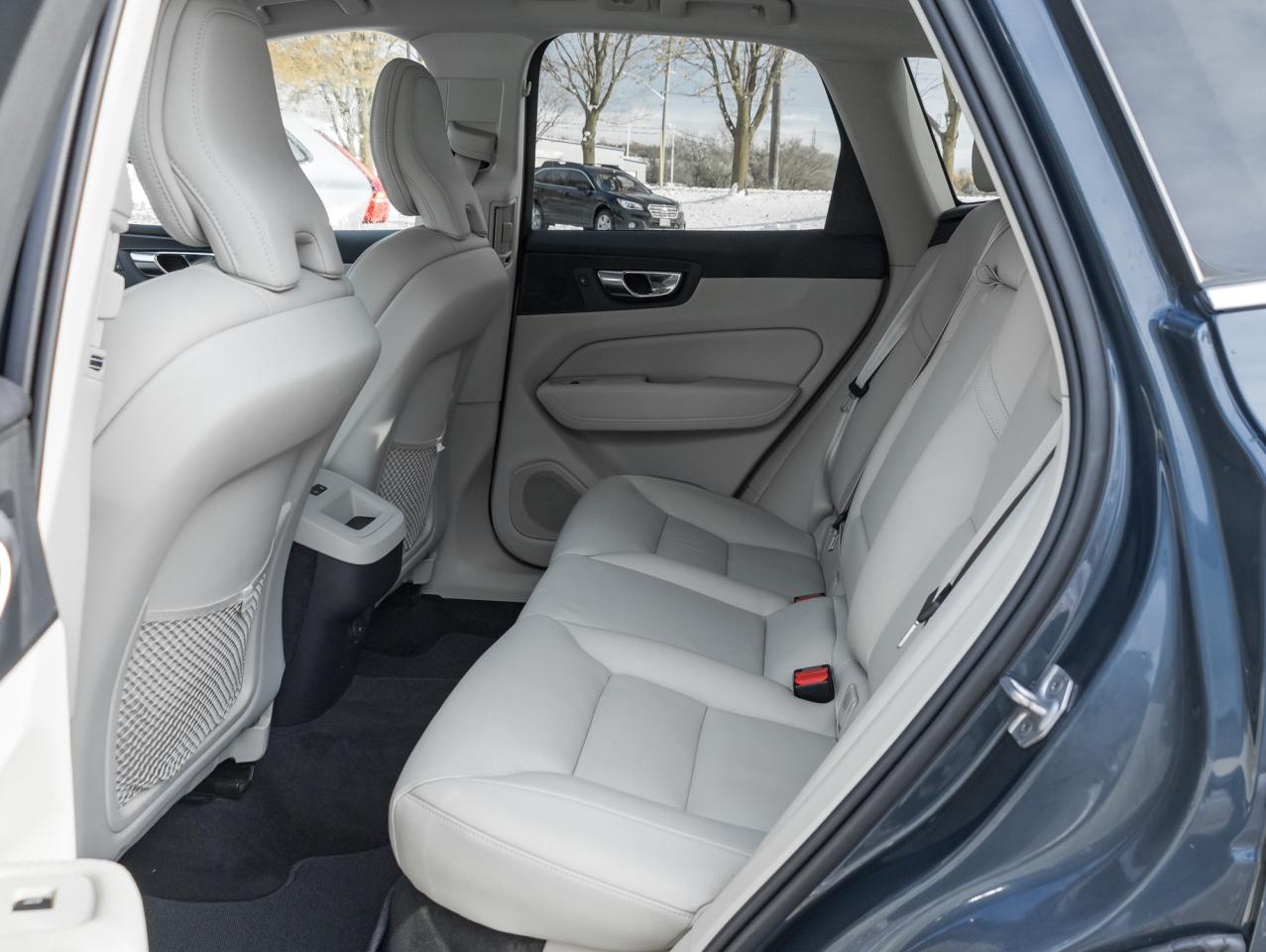 2022 Volvo XC60 B6 AWD Momentum  19" ALLOY WHEEL  CPO  DENIM BLUE Photo