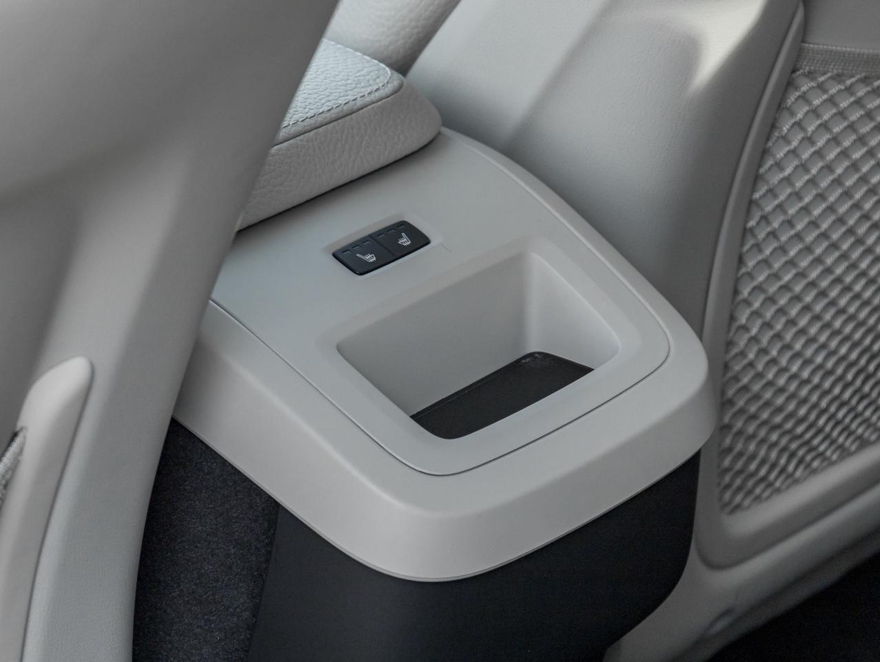 2022 Volvo XC60 B6 AWD Momentum  19" ALLOY WHEEL  CPO  DENIM BLUE Photo