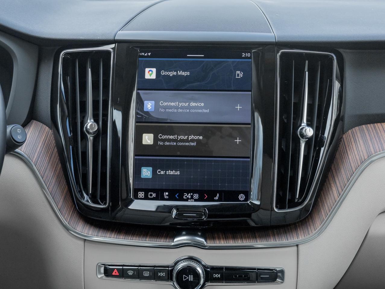 2022 Volvo XC60 B6 AWD Momentum  19" ALLOY WHEEL  CPO  DENIM BLUE Photo