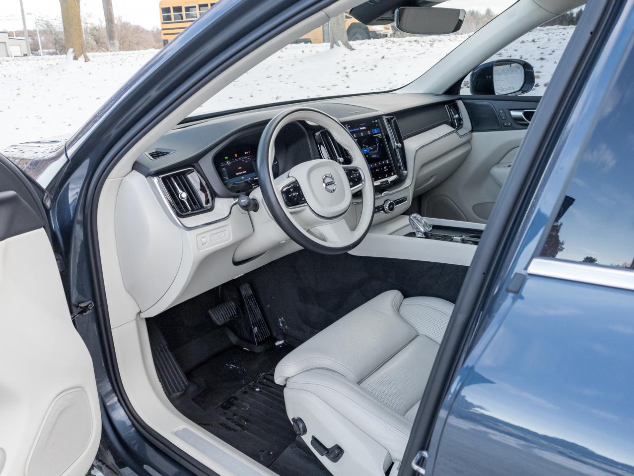 2022 Volvo XC60 Recharge T8 eAWD PHEV INSCRIPTION  NEW TIRES  MASSAGE SEATS Photo