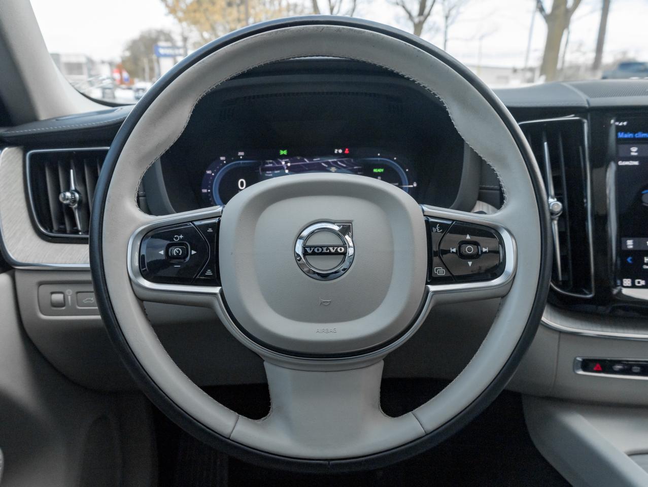 2022 Volvo XC60 Recharge T8 eAWD PHEV INSCRIPTION  NEW TIRES  MASSAGE SEATS Photo