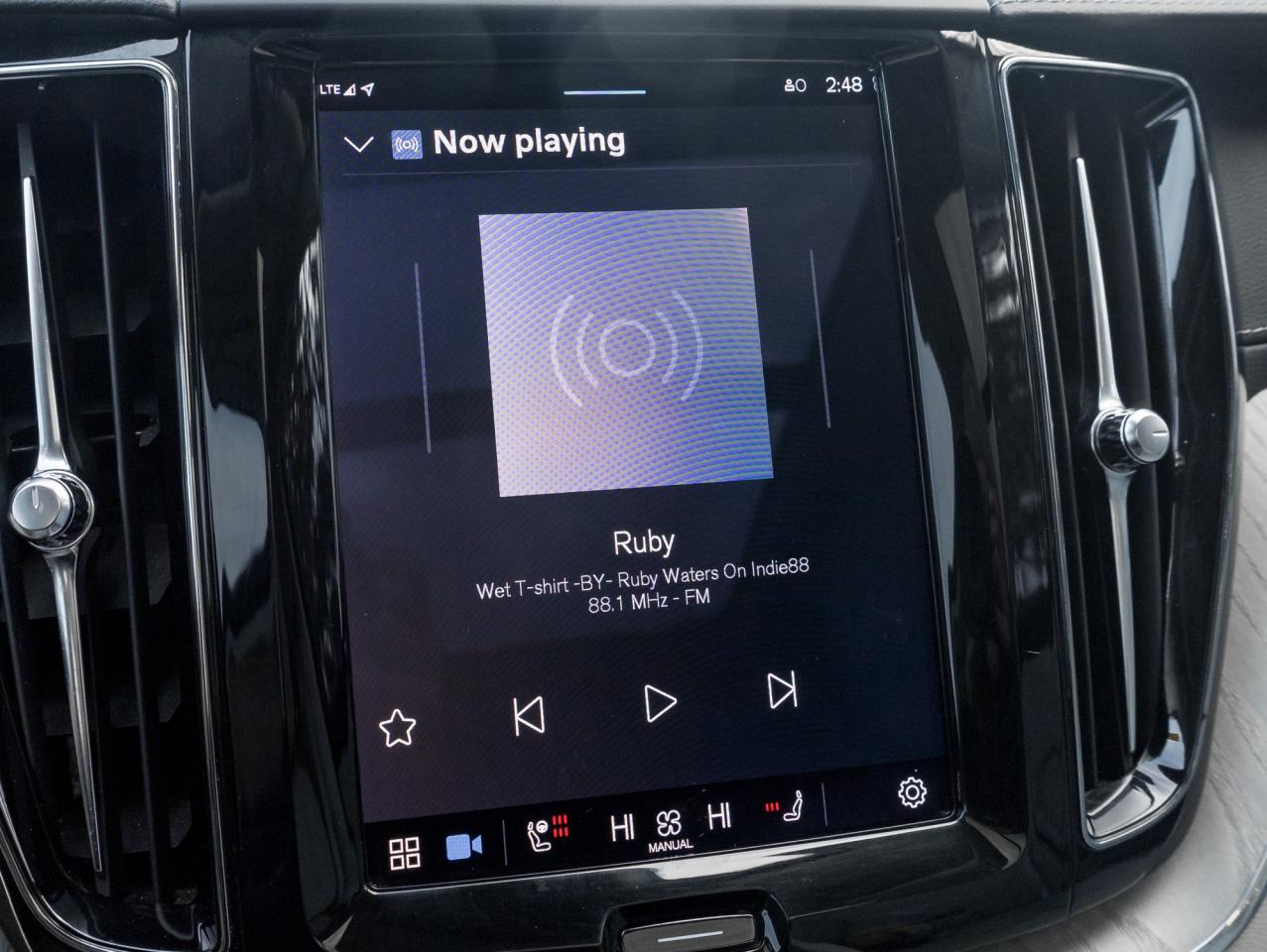 2022 Volvo XC60 Recharge T8 eAWD PHEV INSCRIPTION  NEW TIRES  MASSAGE SEATS Photo