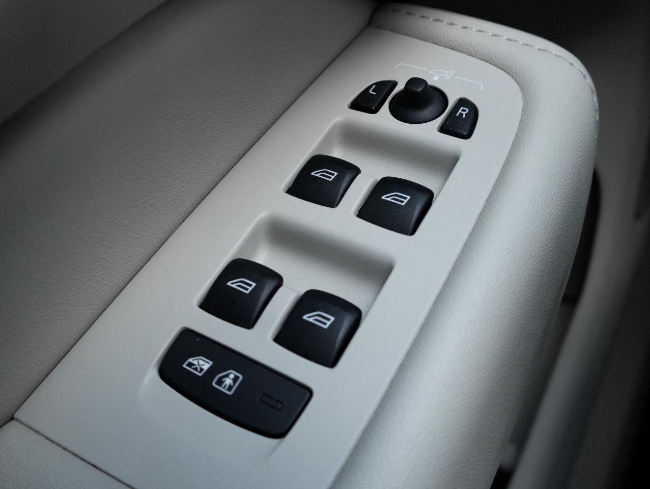 2022 Volvo XC60 Recharge T8 eAWD PHEV INSCRIPTION  NEW TIRES  MASSAGE SEATS Photo