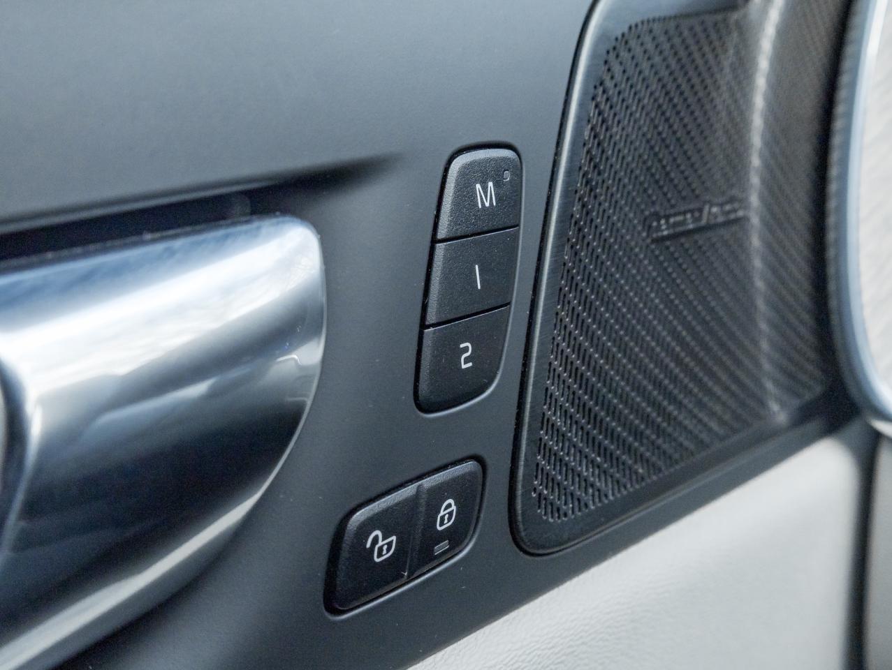 2022 Volvo XC60 Recharge T8 eAWD PHEV INSCRIPTION  NEW TIRES  MASSAGE SEATS Photo