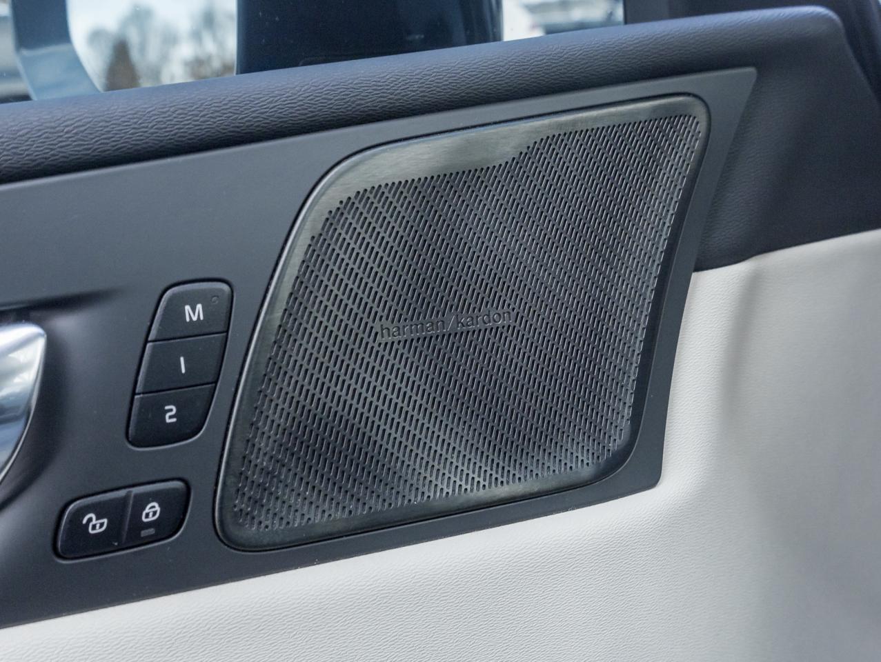 2022 Volvo XC60 Recharge T8 eAWD PHEV INSCRIPTION  NEW TIRES  MASSAGE SEATS Photo