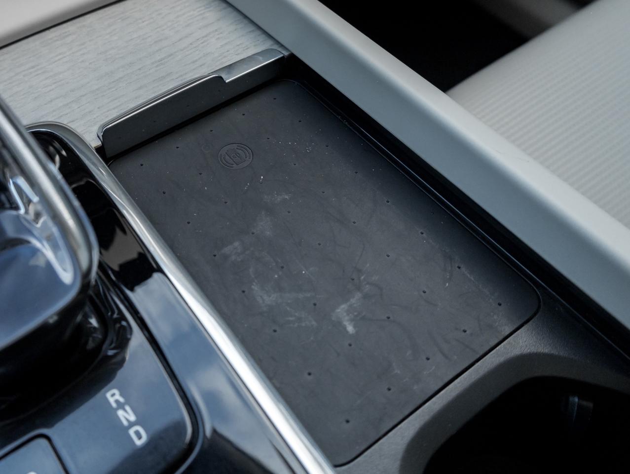 2022 Volvo XC60 Recharge T8 eAWD PHEV INSCRIPTION  NEW TIRES  MASSAGE SEATS Photo