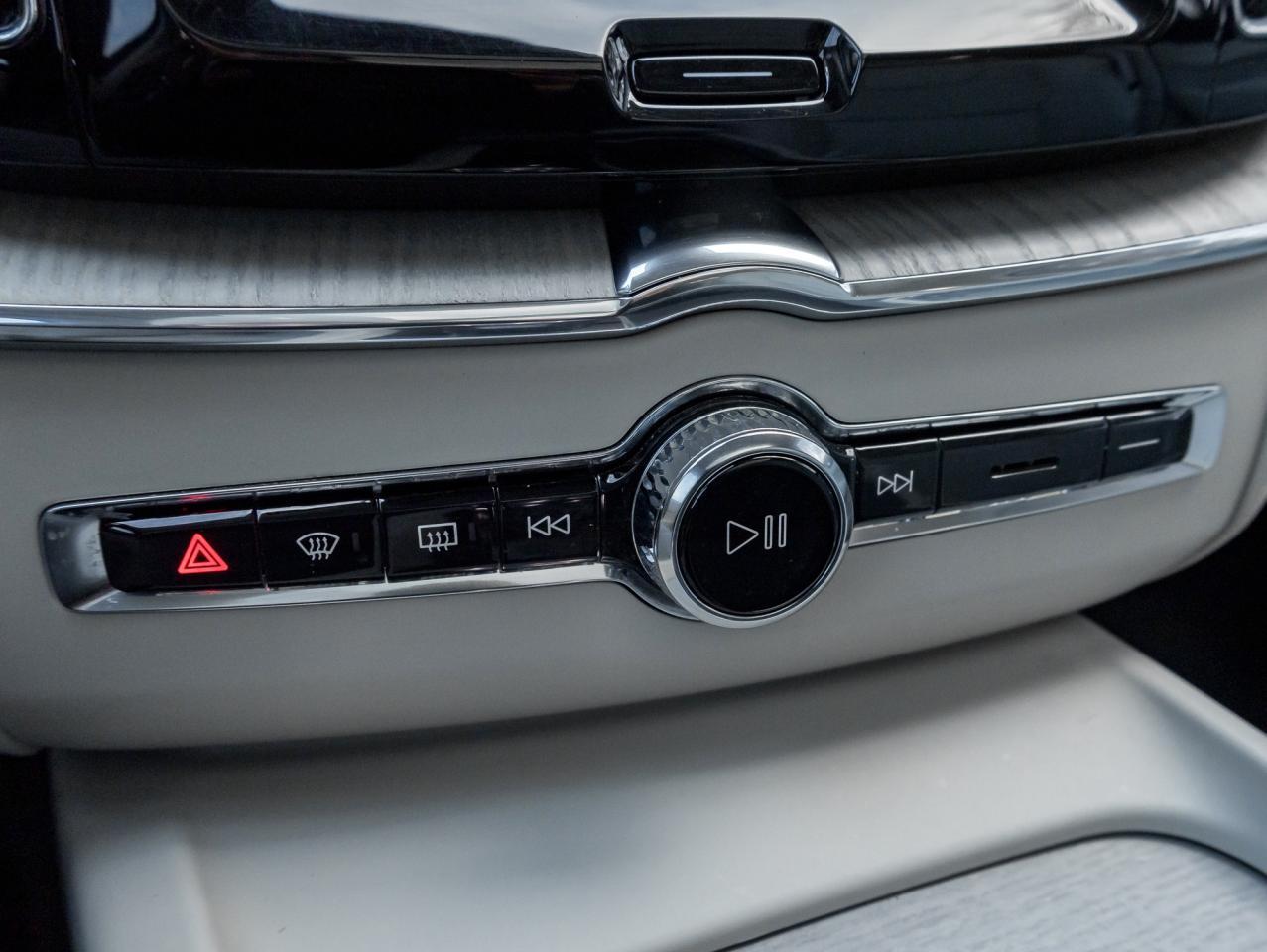 2022 Volvo XC60 Recharge T8 eAWD PHEV INSCRIPTION  NEW TIRES  MASSAGE SEATS Photo