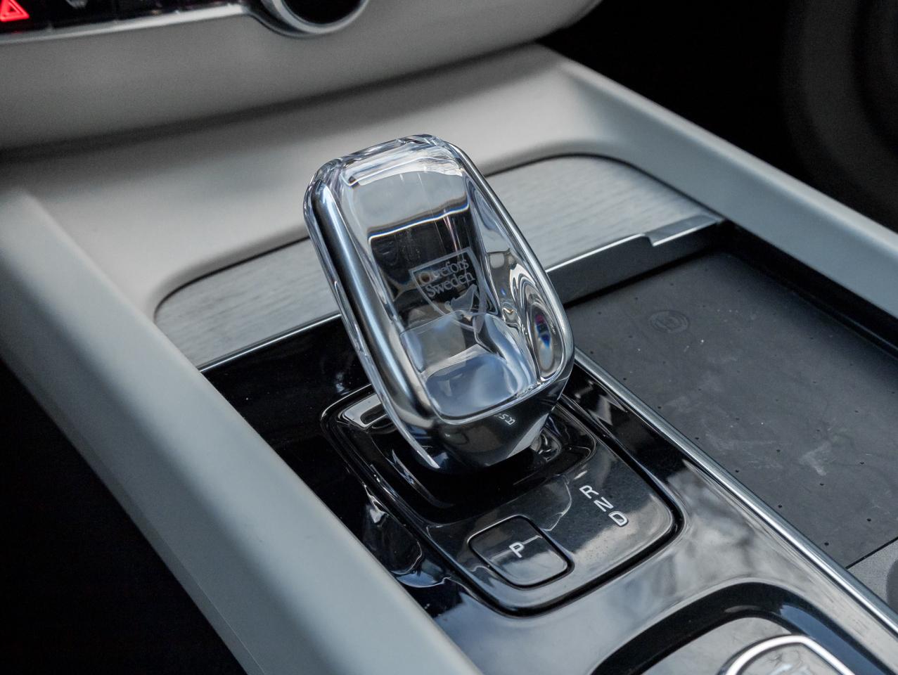 2022 Volvo XC60 Recharge T8 eAWD PHEV INSCRIPTION  NEW TIRES  MASSAGE SEATS Photo