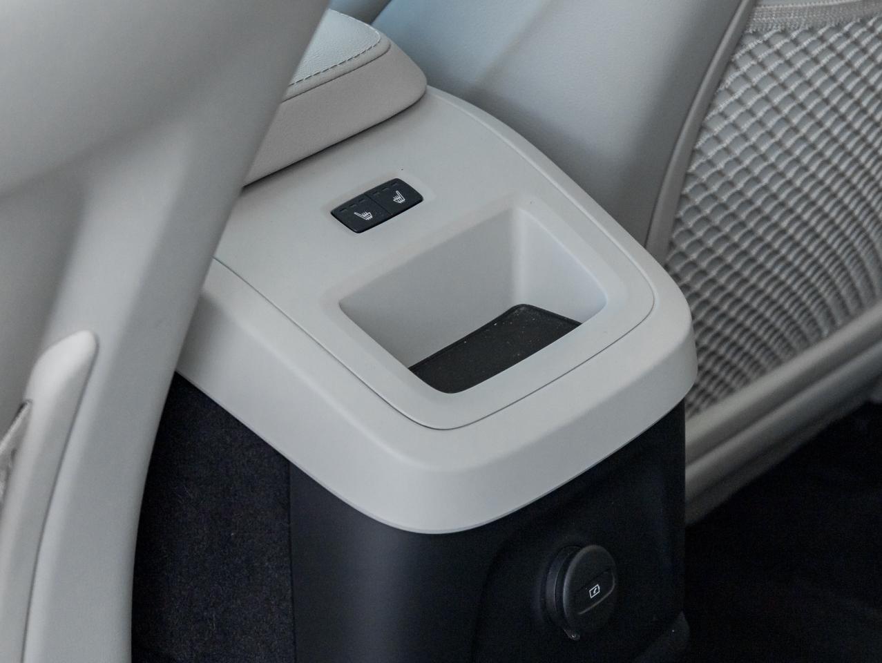 2022 Volvo XC60 Recharge T8 eAWD PHEV INSCRIPTION  NEW TIRES  MASSAGE SEATS Photo