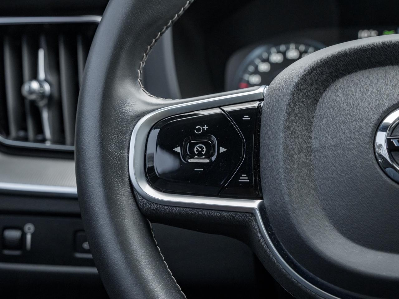 2021 Volvo XC60 T6 AWD R-Design  OFF LEASE  NEW BRAKES  VOLVO CPO Photo