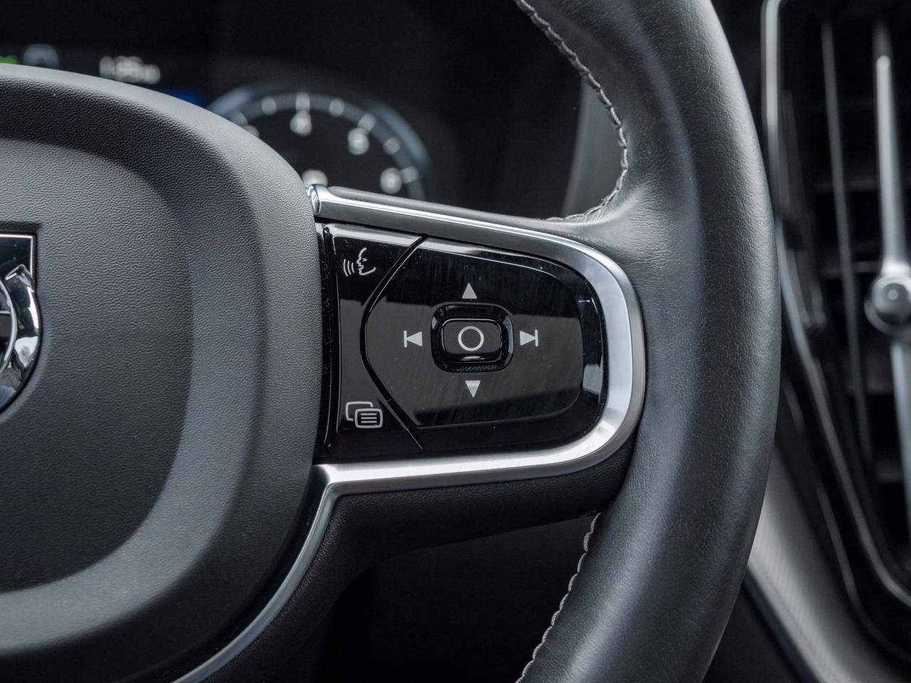 2021 Volvo XC60 T6 AWD R-Design  OFF LEASE  NEW BRAKES  VOLVO CPO Photo