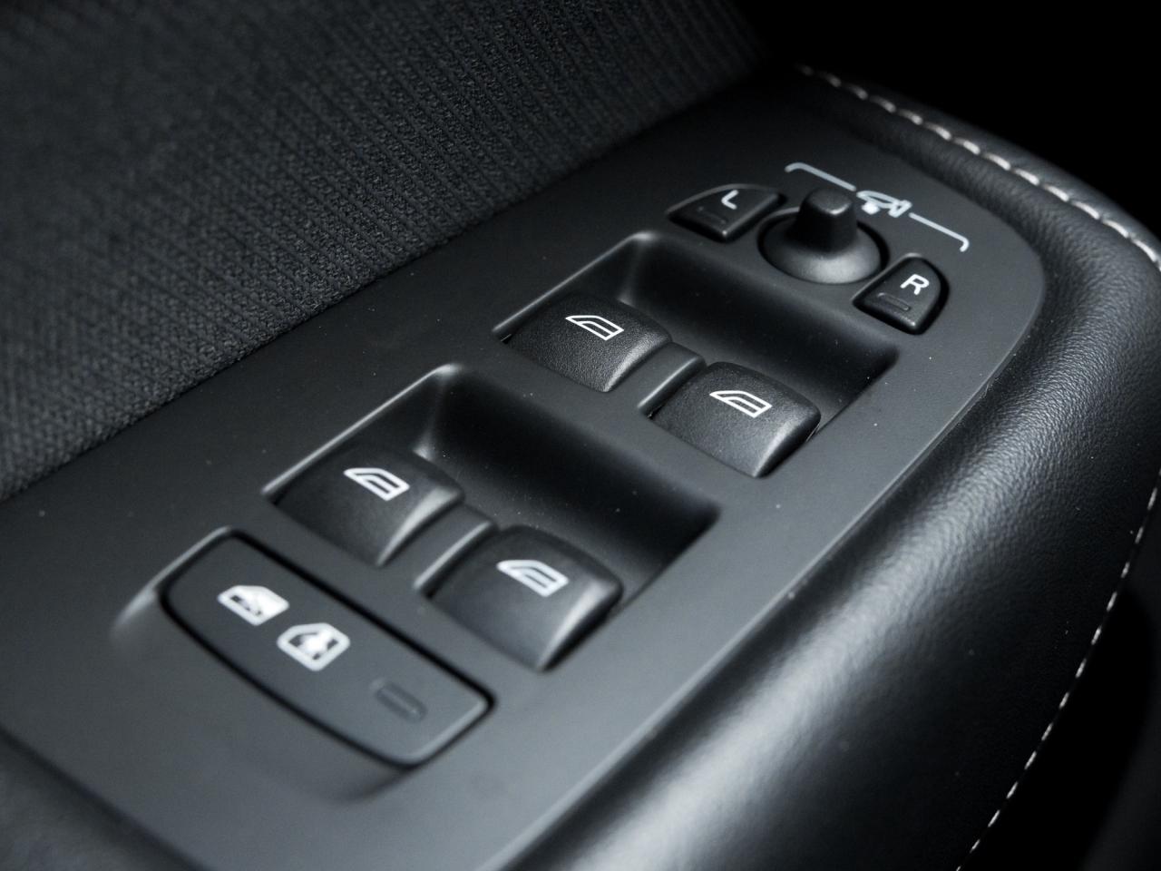 2021 Volvo XC60 T6 AWD R-Design  OFF LEASE  NEW BRAKES  VOLVO CPO Photo