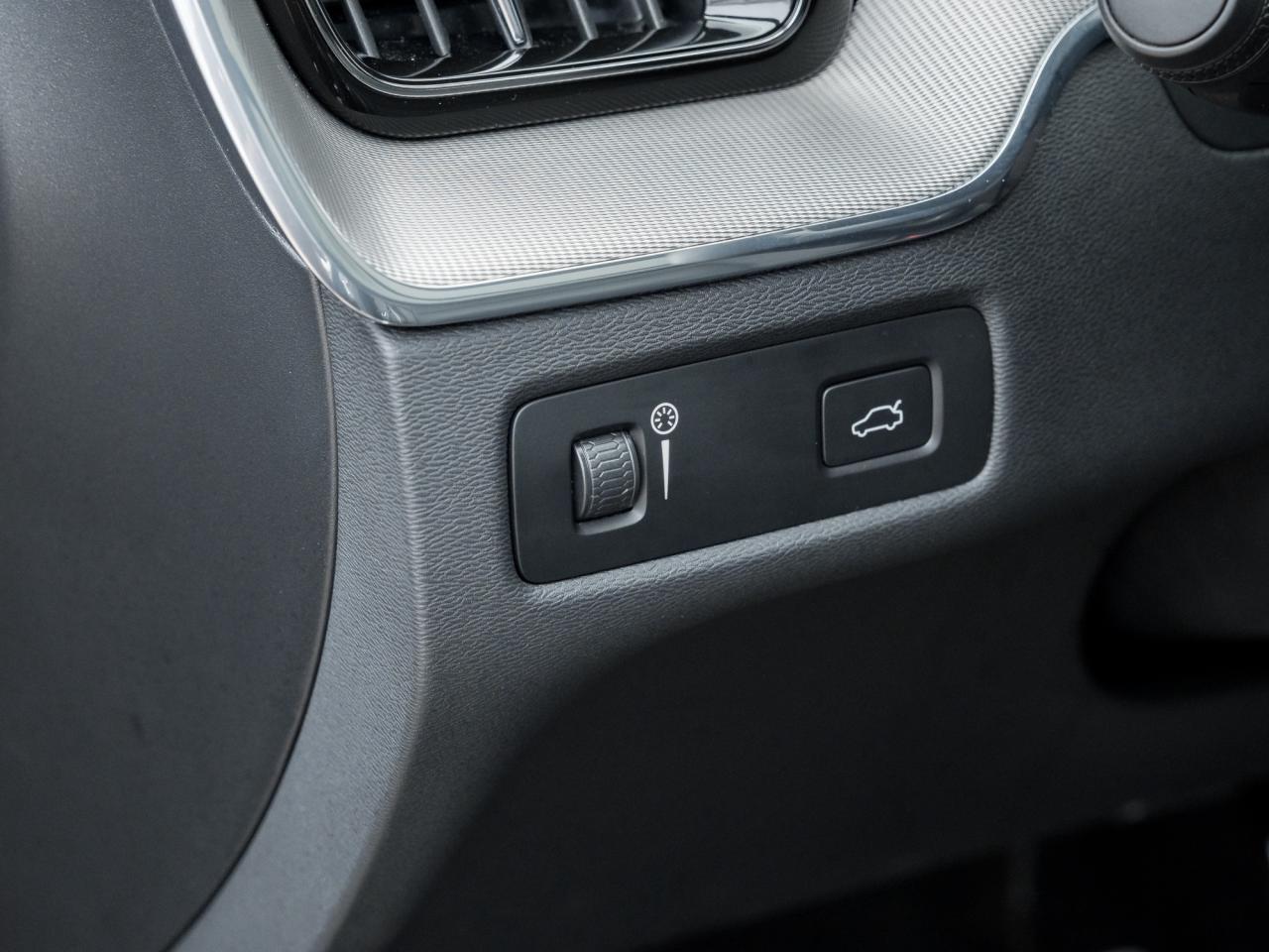 2021 Volvo XC60 T6 AWD R-Design  OFF LEASE  NEW BRAKES  VOLVO CPO Photo