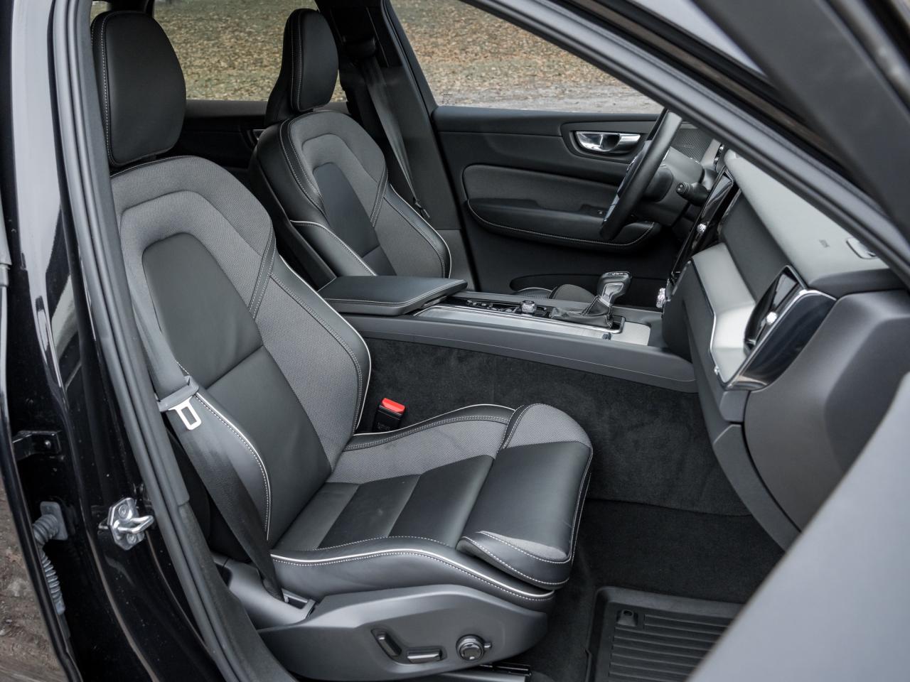 2021 Volvo XC60 T6 AWD R-Design  OFF LEASE  NEW BRAKES  VOLVO CPO Photo