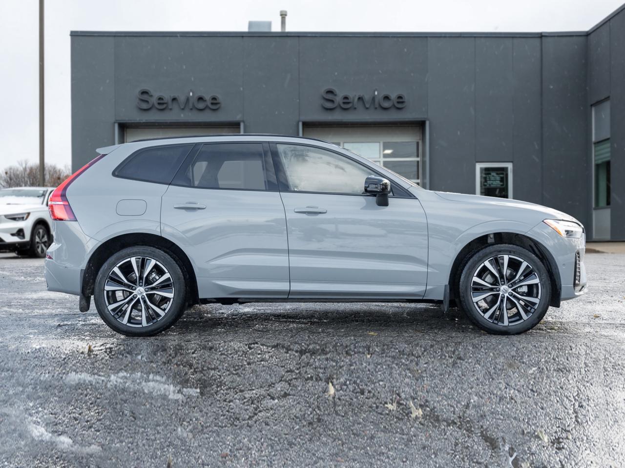 2025 Volvo XC60 B5 AWD Plus Dark Theme  20"ALLOY WHEELS  VOLVO CPO Photo