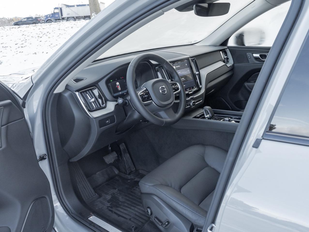 2025 Volvo XC60 B5 AWD Plus Dark Theme  20"ALLOY WHEELS  VOLVO CPO Photo