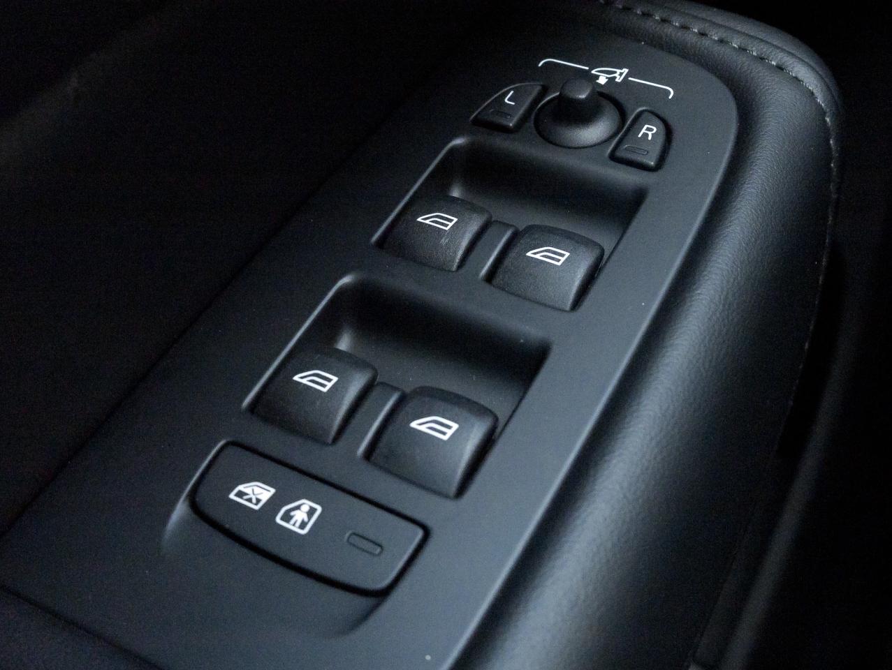 2025 Volvo XC60 B5 AWD Plus Dark Theme  20"ALLOY WHEELS  VOLVO CPO Photo