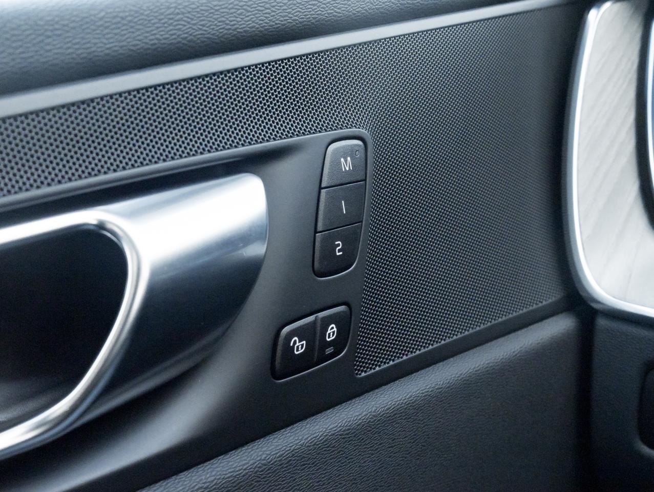 2025 Volvo XC60 B5 AWD Plus Dark Theme  20"ALLOY WHEELS  VOLVO CPO Photo