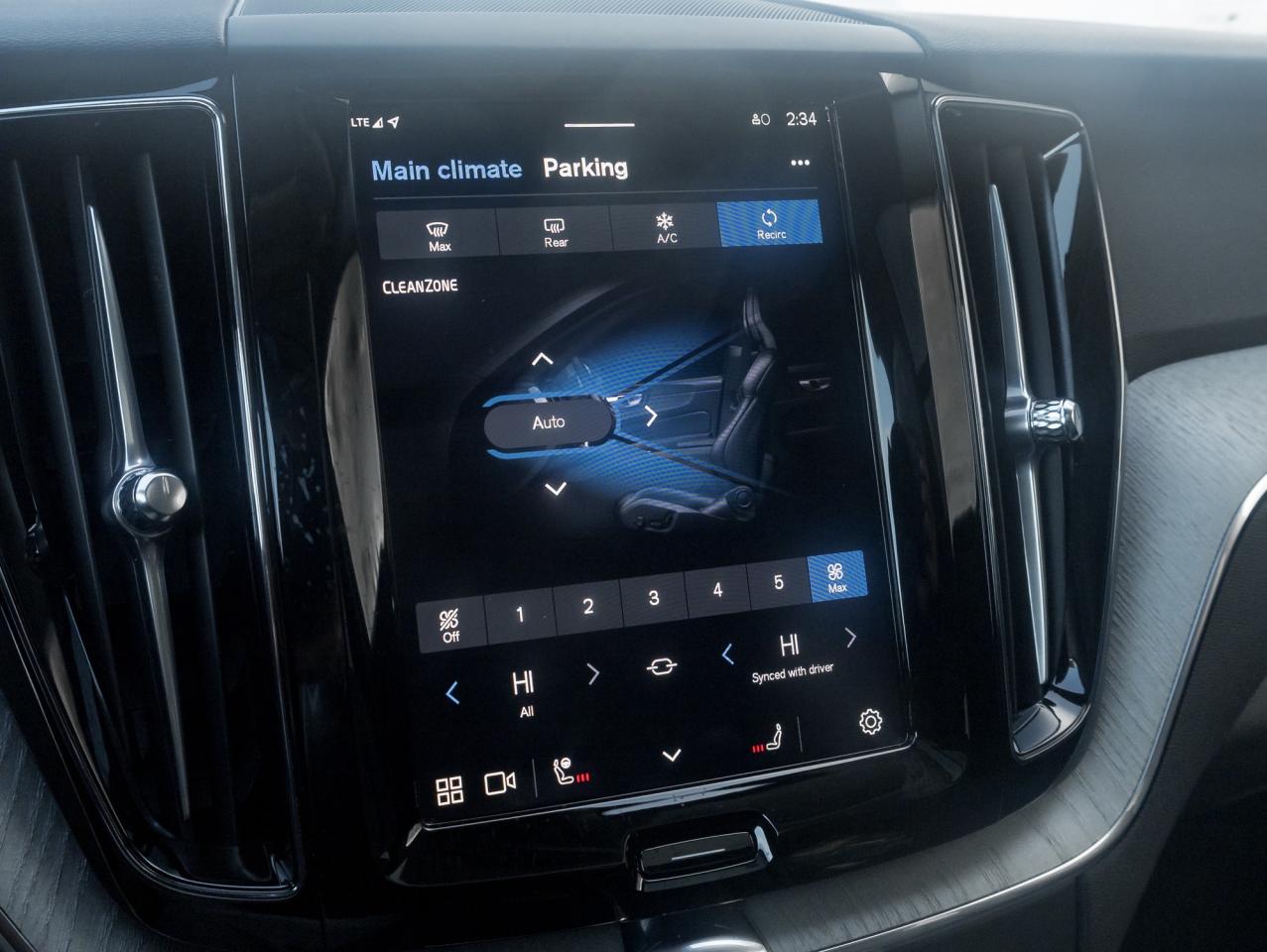 2025 Volvo XC60 B5 AWD Plus Dark Theme  20"ALLOY WHEELS  VOLVO CPO Photo