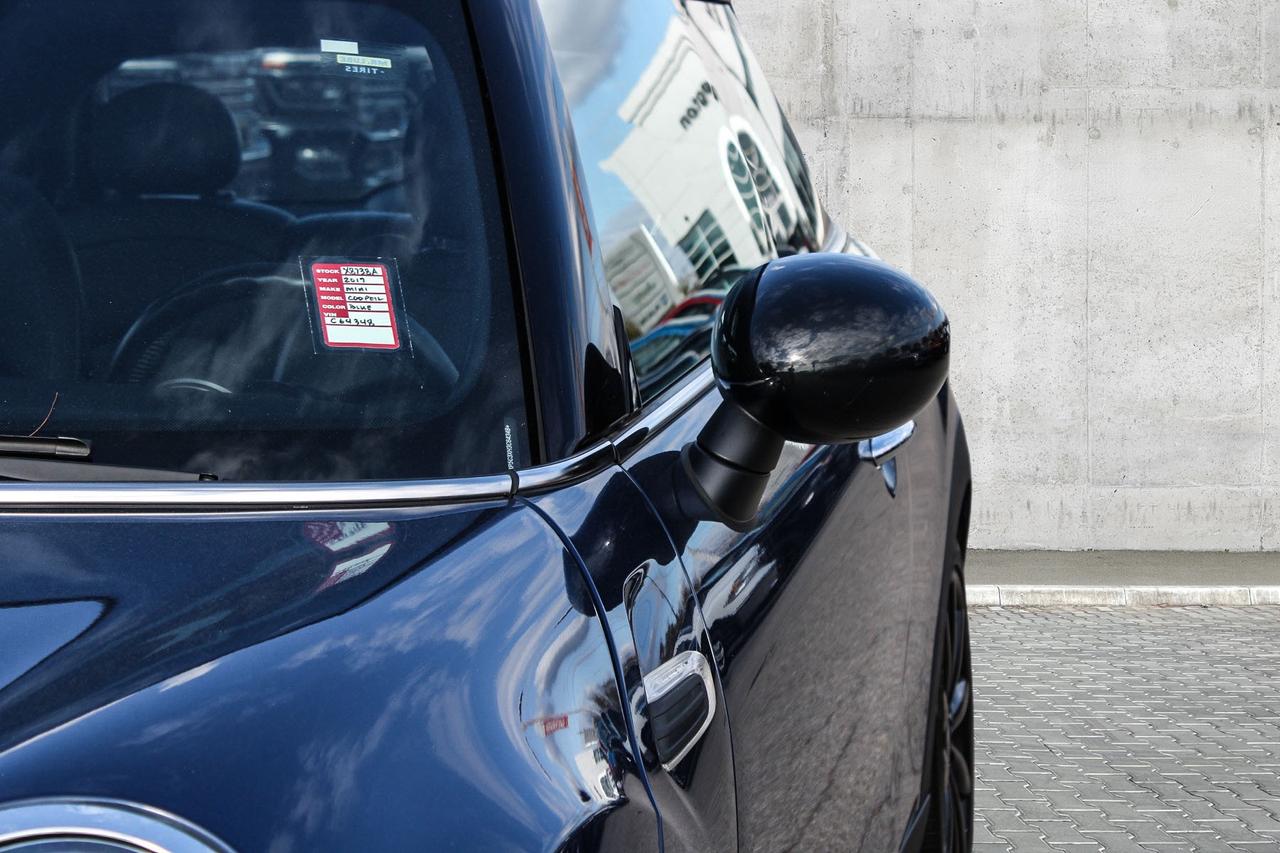 2017 MINI Cooper Hardtop HB  SiriusXM Photo