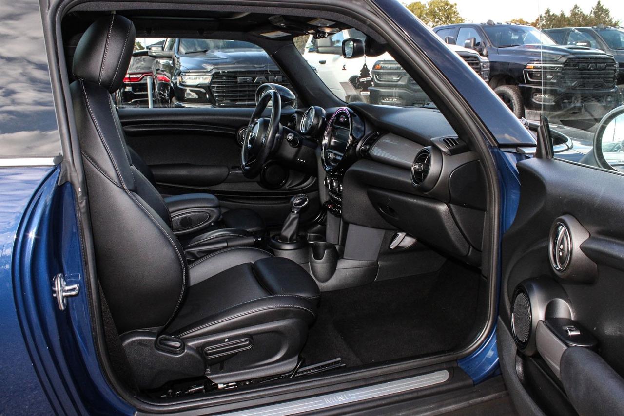 2017 MINI Cooper Hardtop HB  SiriusXM Photo