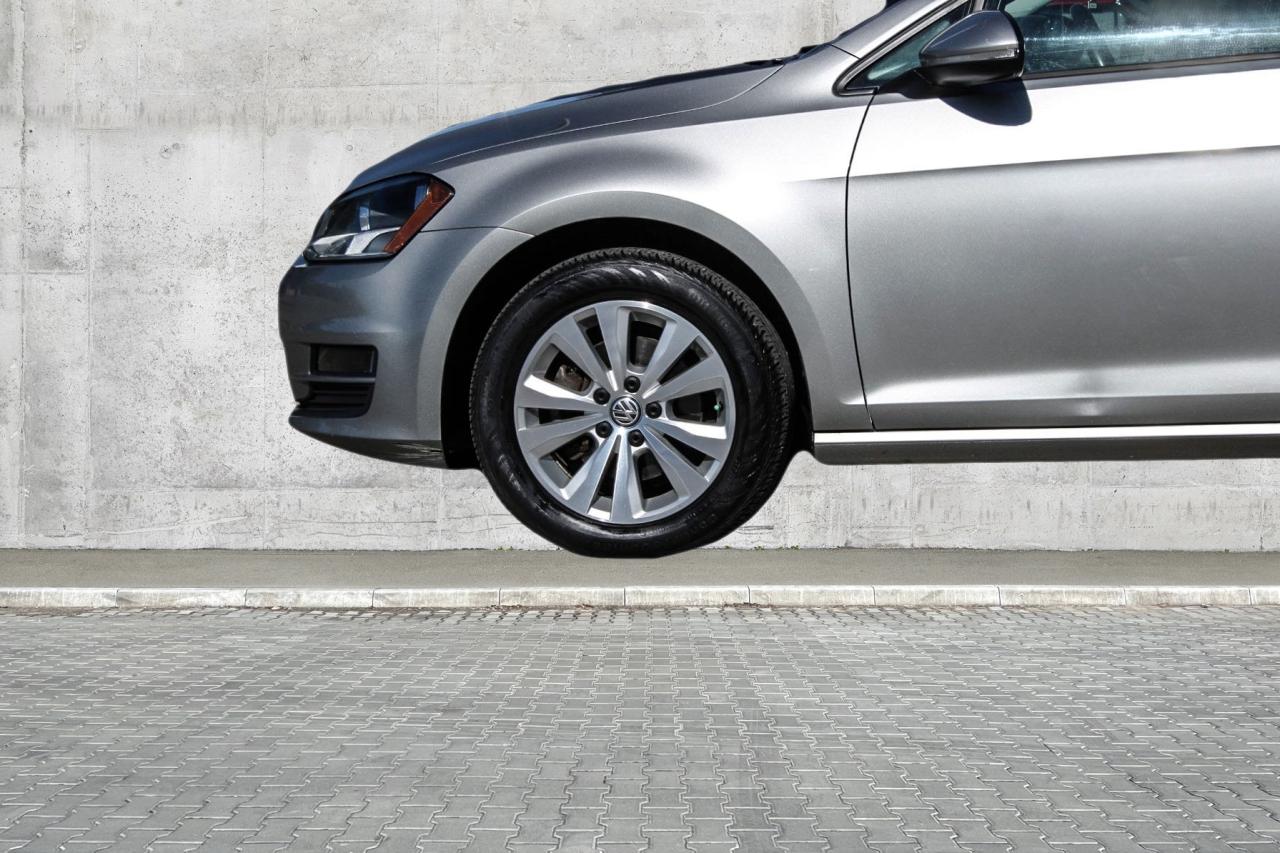 2016 Volkswagen Golf HB TSI Trendline  BkpCam HtdSeats Gps Photo