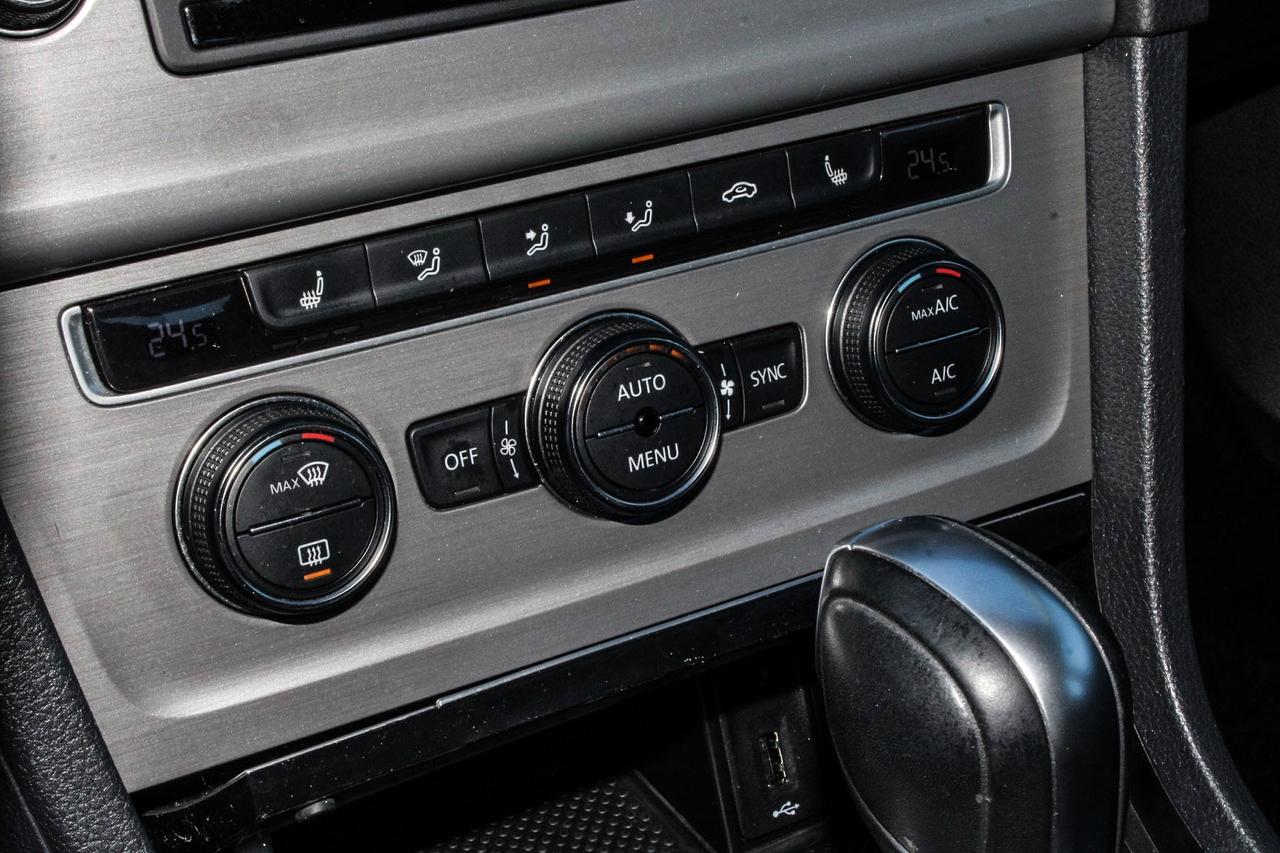 2016 Volkswagen Golf HB TSI Trendline  BkpCam HtdSeats Gps Photo