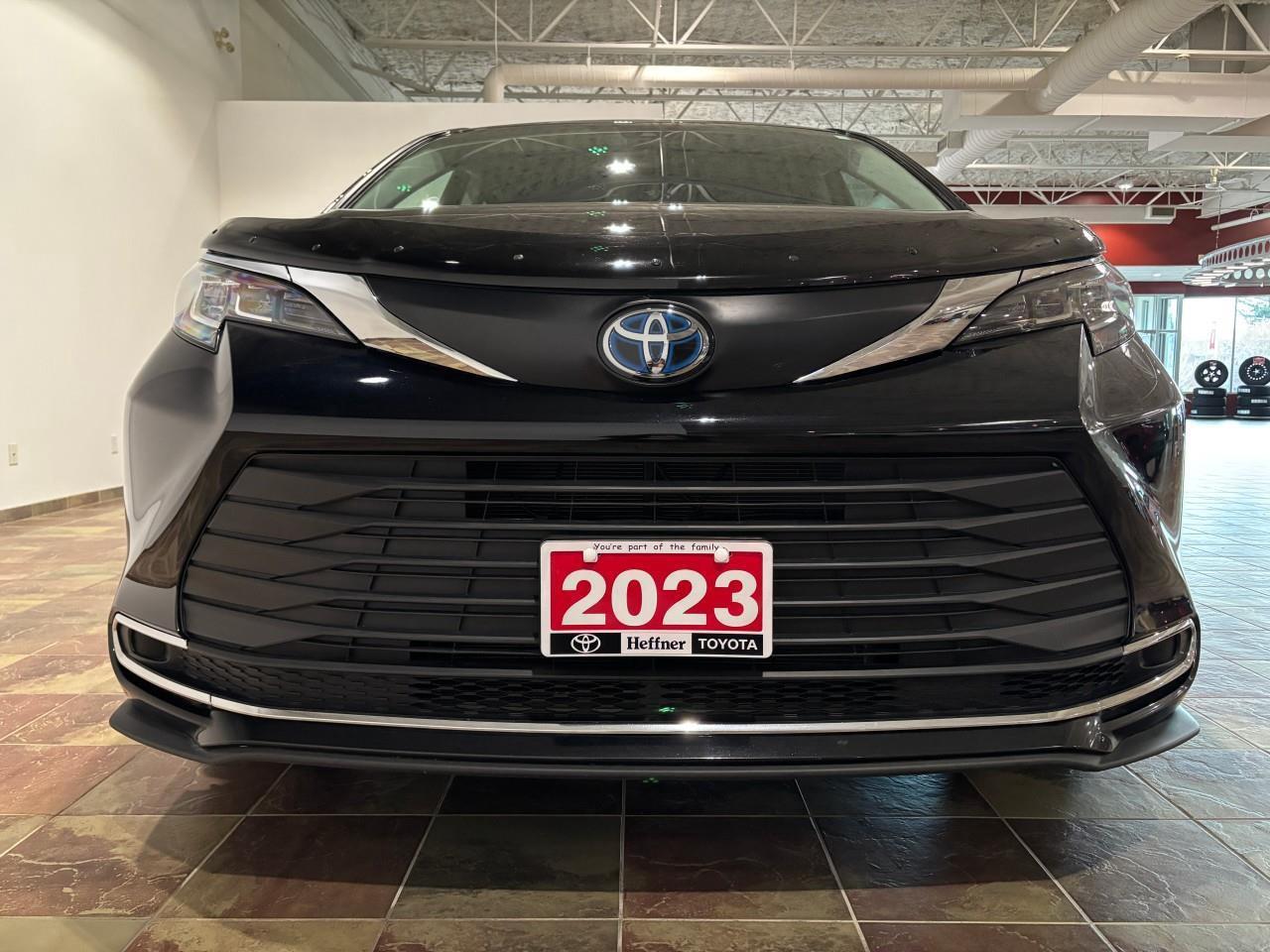 2023 Toyota Sienna XLE 8-Passenger Photo