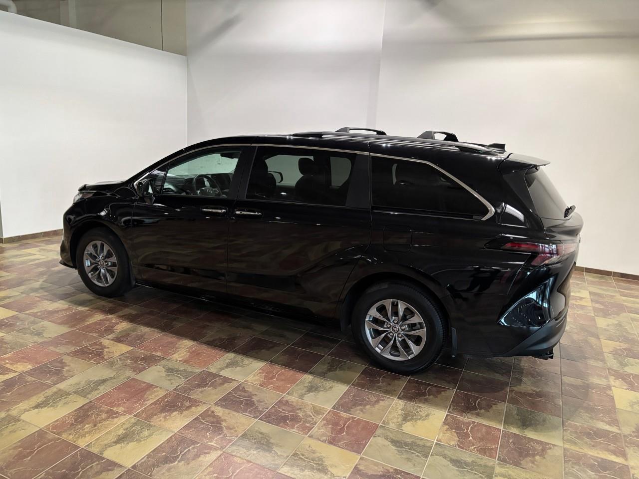 2023 Toyota Sienna XLE 8-Passenger Photo4