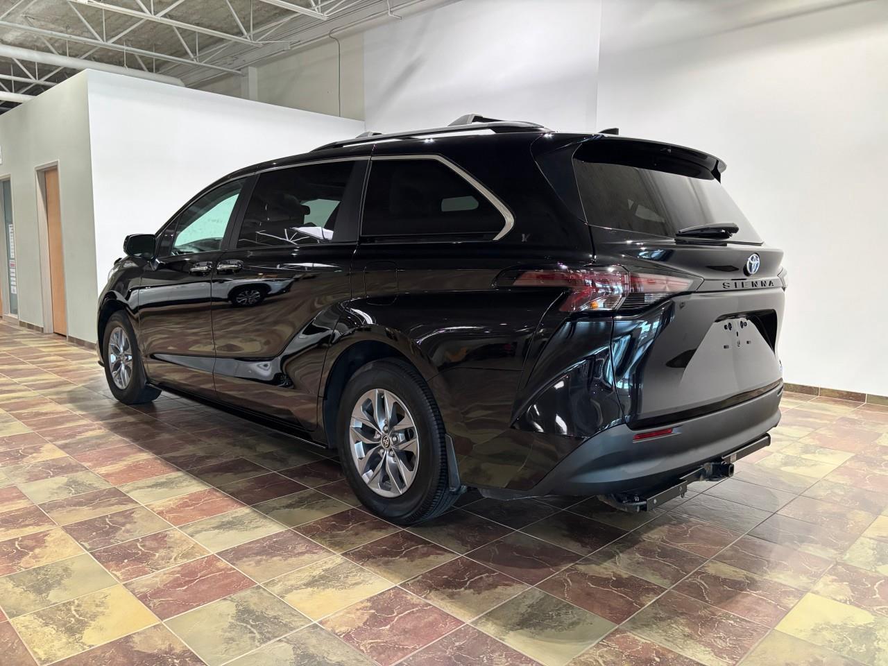 2023 Toyota Sienna XLE 8-Passenger Photo