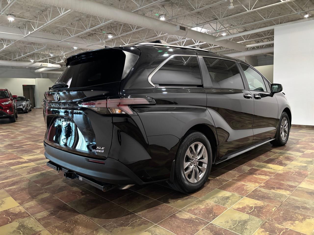 2023 Toyota Sienna XLE 8-Passenger Photo