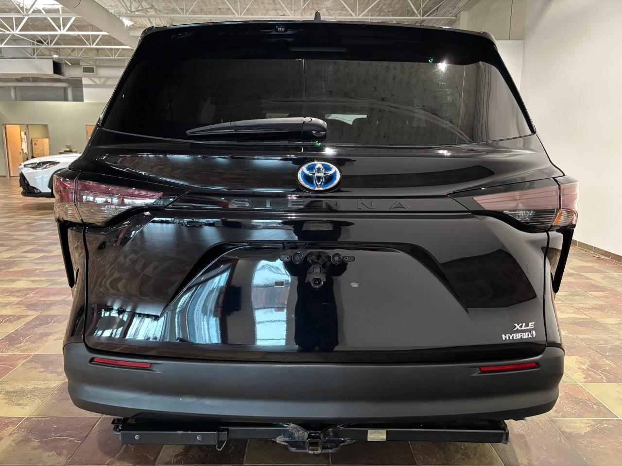 2023 Toyota Sienna XLE 8-Passenger Photo