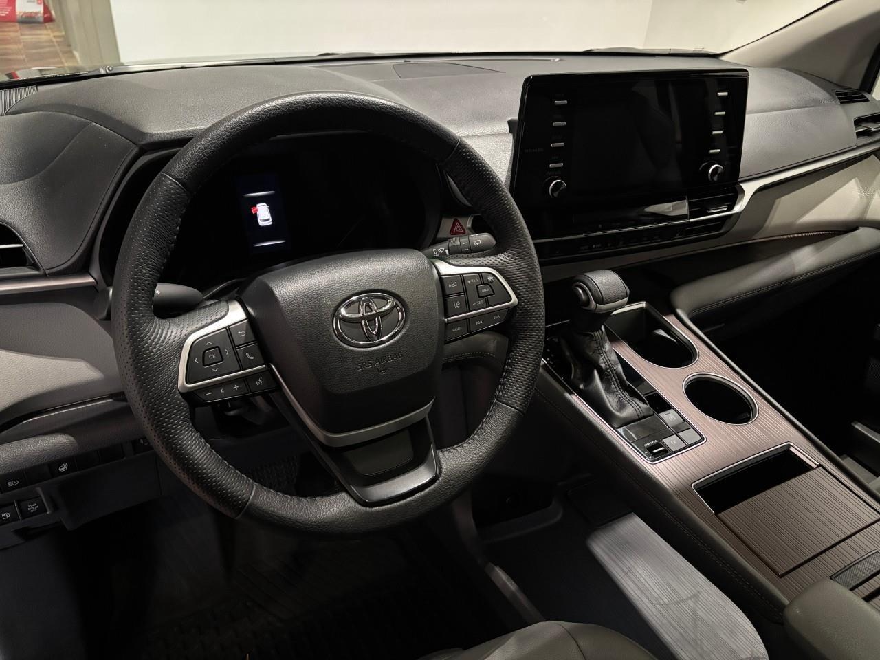 2023 Toyota Sienna XLE 8-Passenger Photo