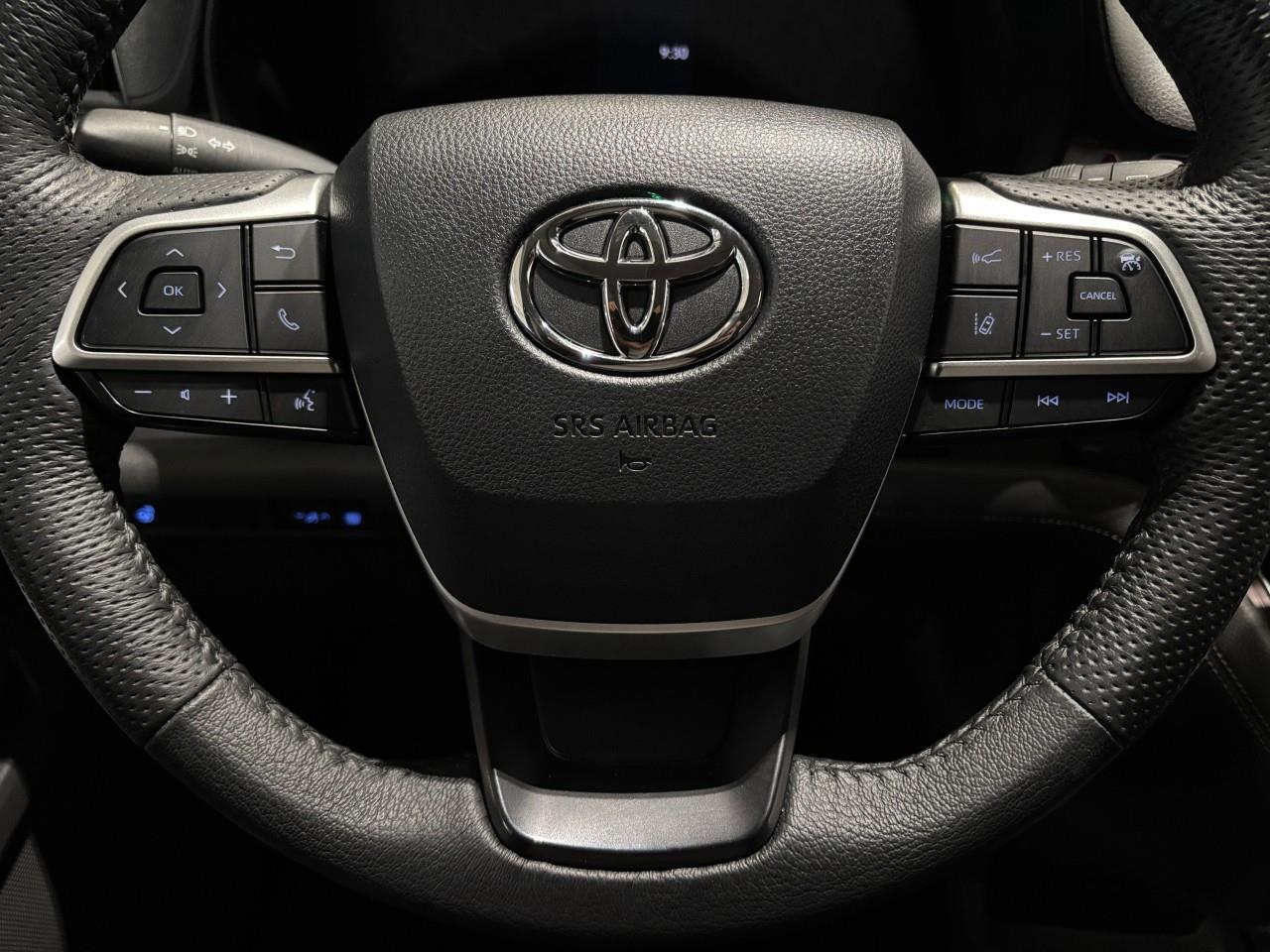 2023 Toyota Sienna XLE 8-Passenger Photo