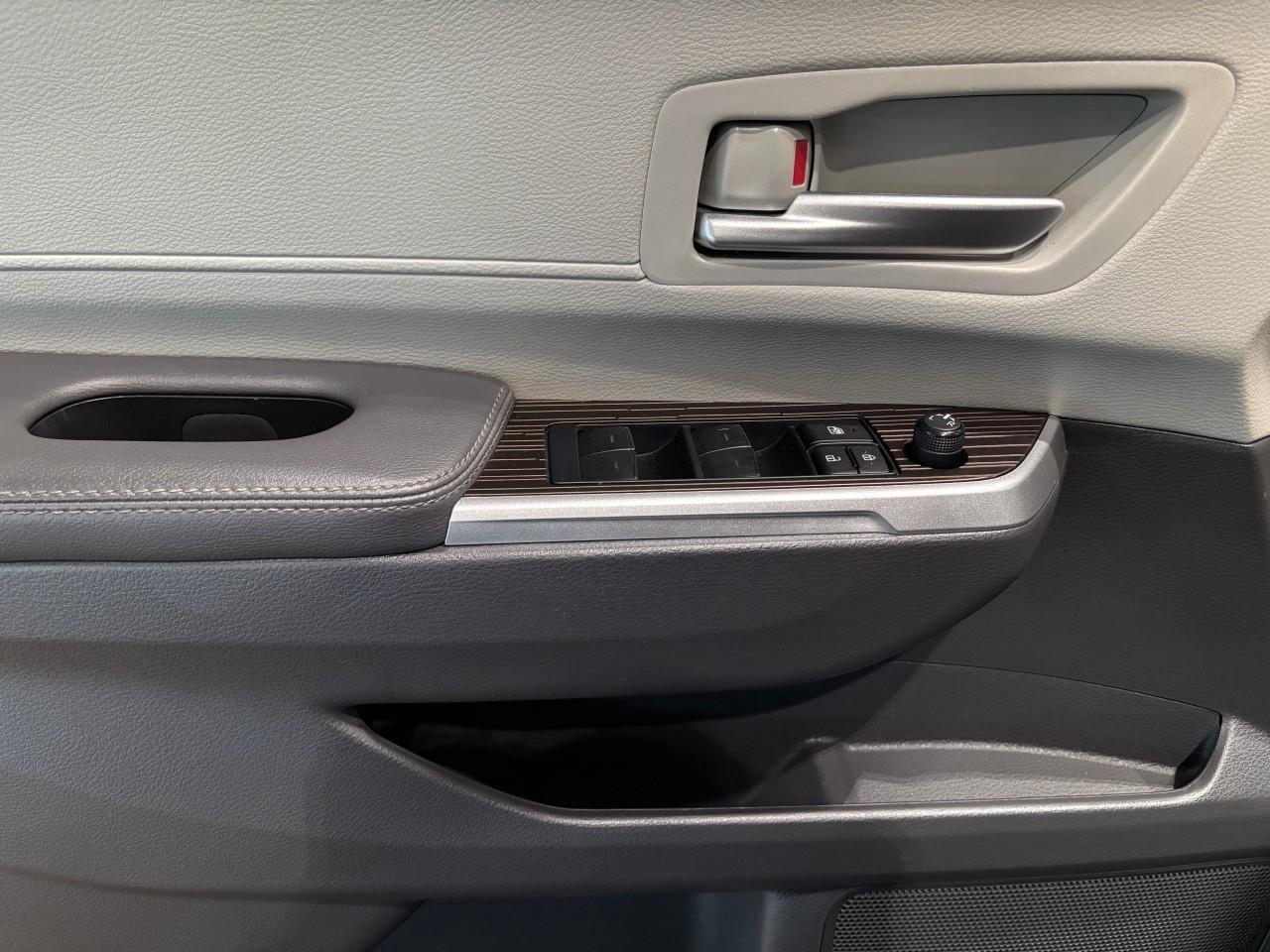 2023 Toyota Sienna XLE 8-Passenger Photo