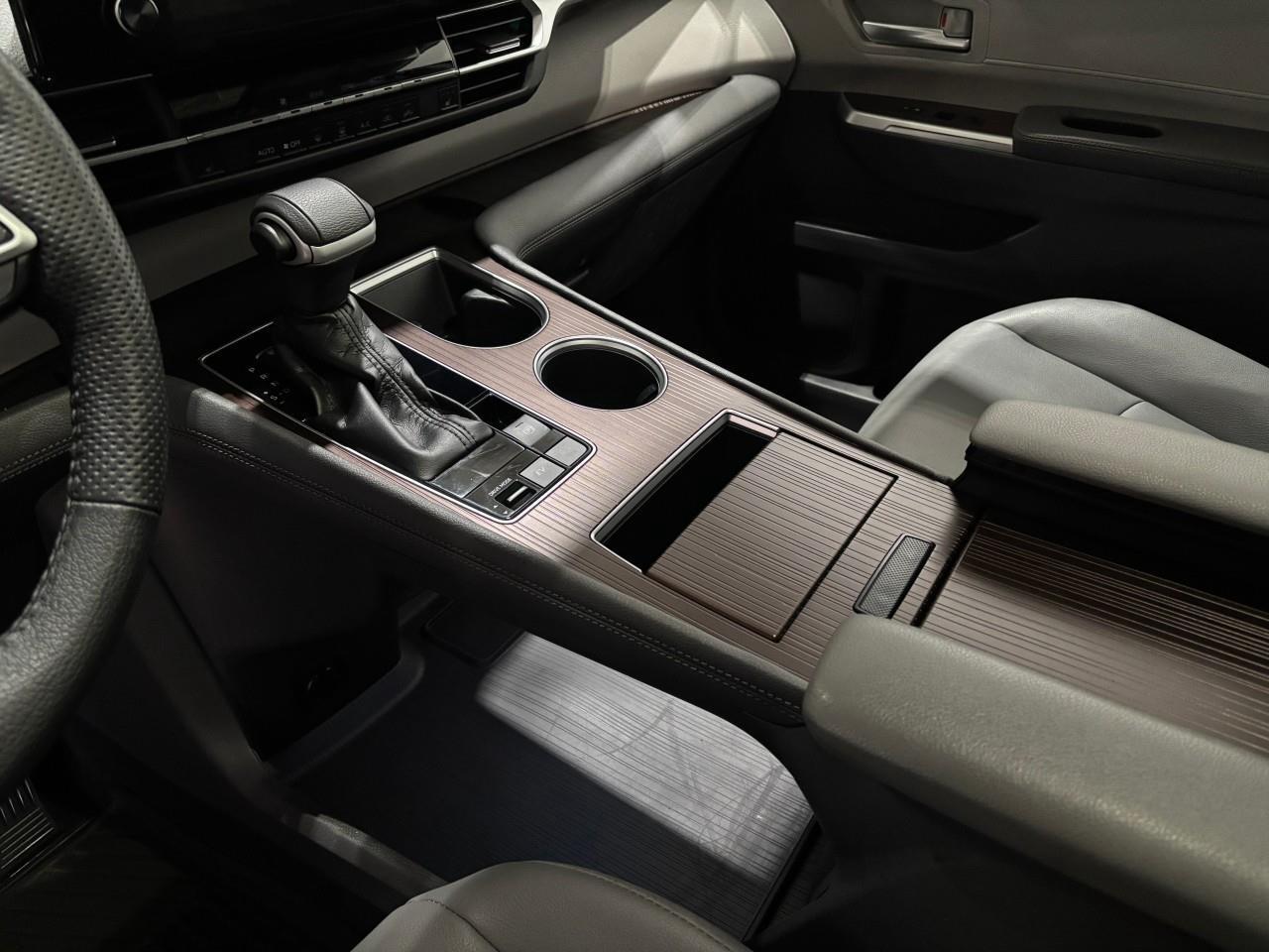 2023 Toyota Sienna XLE 8-Passenger Photo