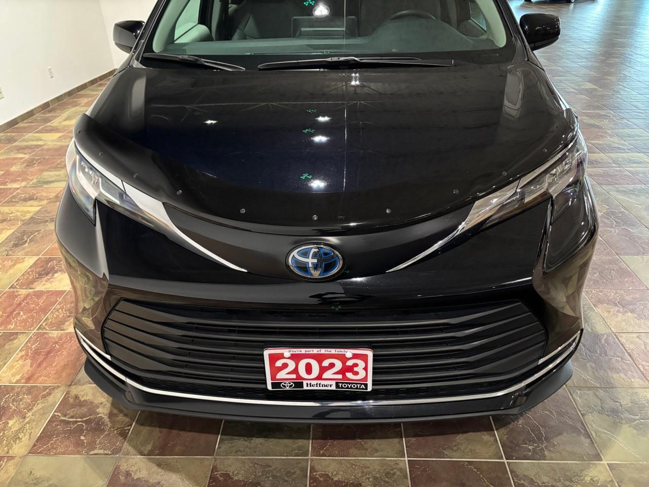 2023 Toyota Sienna XLE 8-Passenger Photo