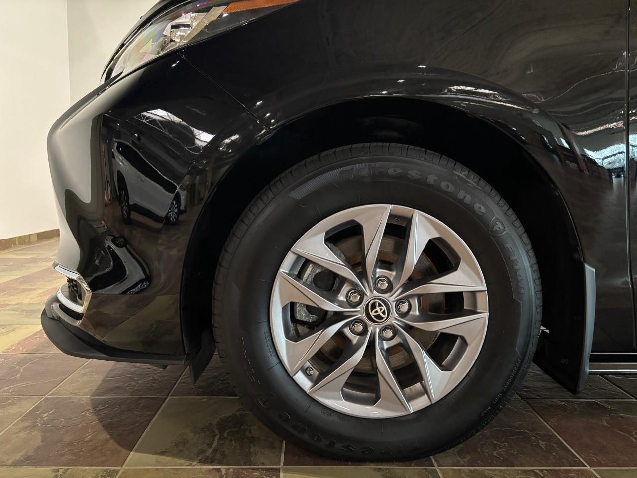 2023 Toyota Sienna XLE 8-Passenger Photo