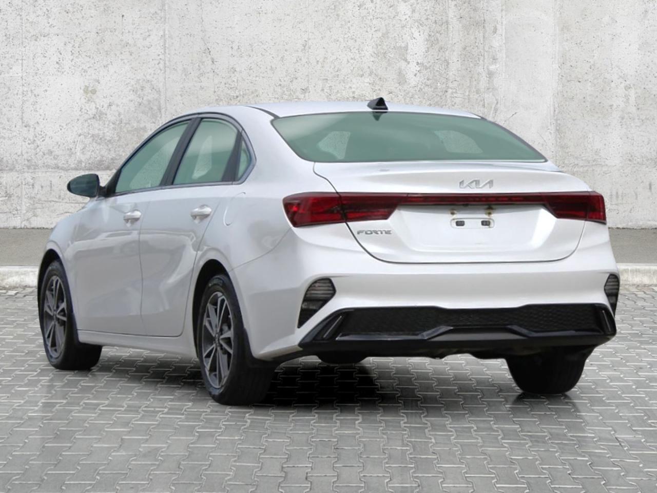 2022 Kia Forte GT Line  HtdSeats DriveModes BkpCam Photo3