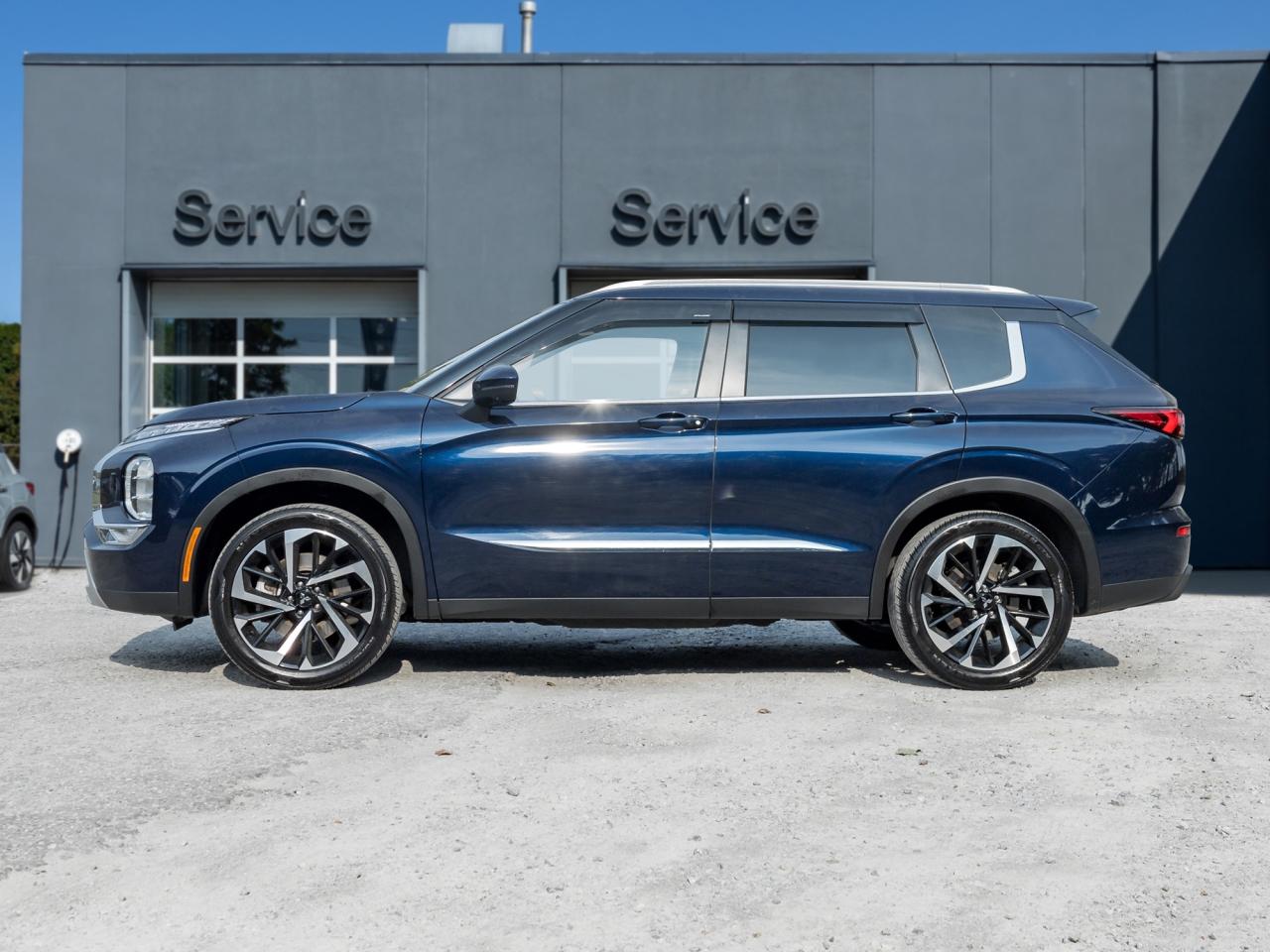 2023 Mitsubishi Outlander LE S-AWC/20-inch two-tone alloy wheels/ 360 Camera Photo
