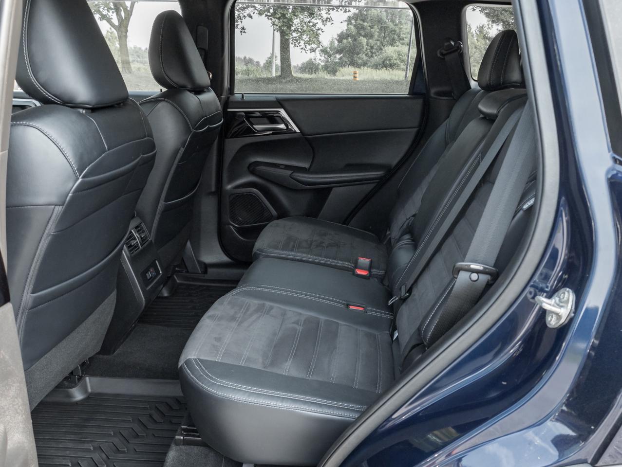 2023 Mitsubishi Outlander LE S-AWC/20-inch two-tone alloy wheels/ 360 Camera Photo