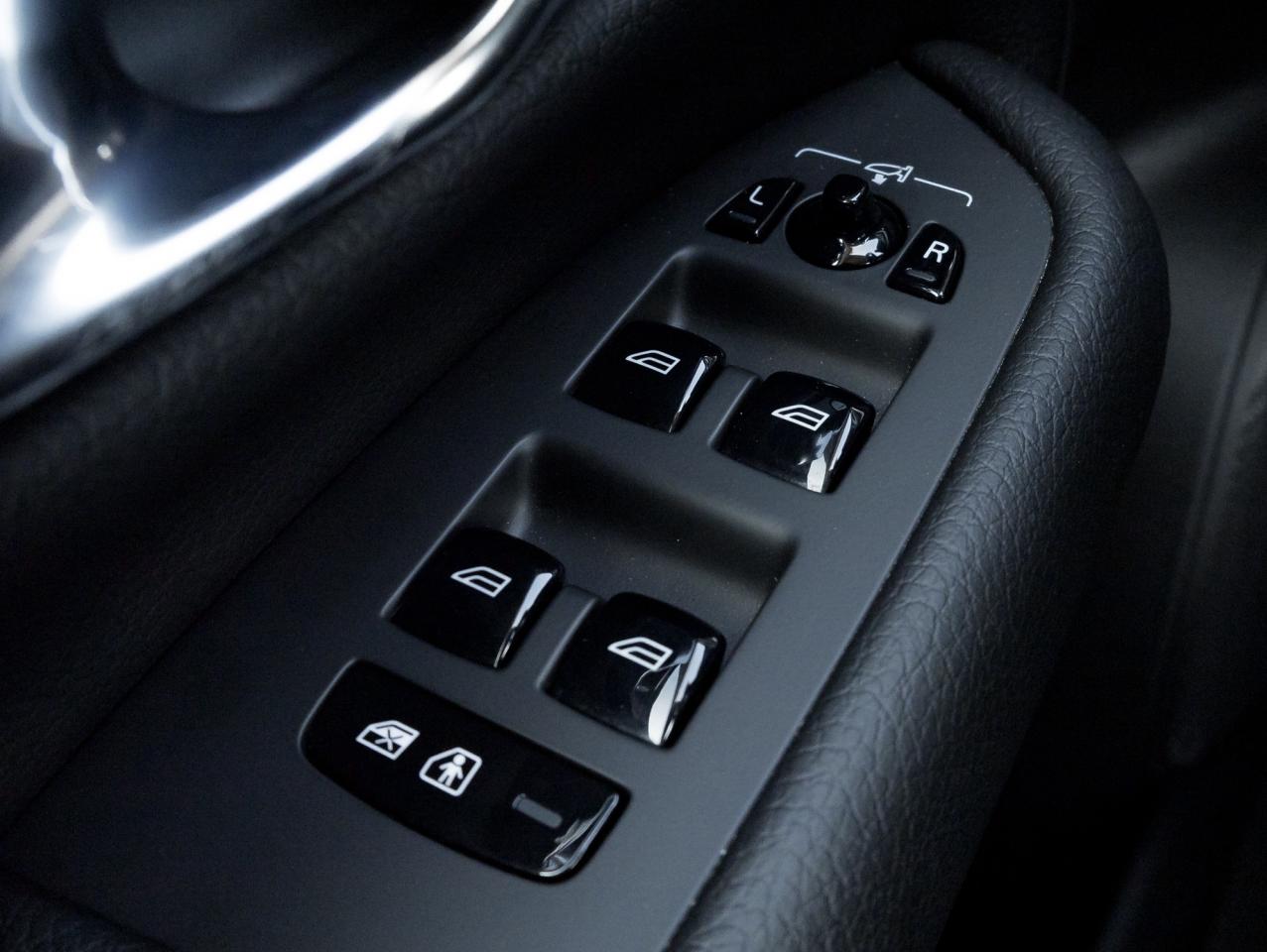 2021 Volvo XC90 T6 AWD Momentum 7-Seater HARMAN KARDON 20" WHEEL Photo