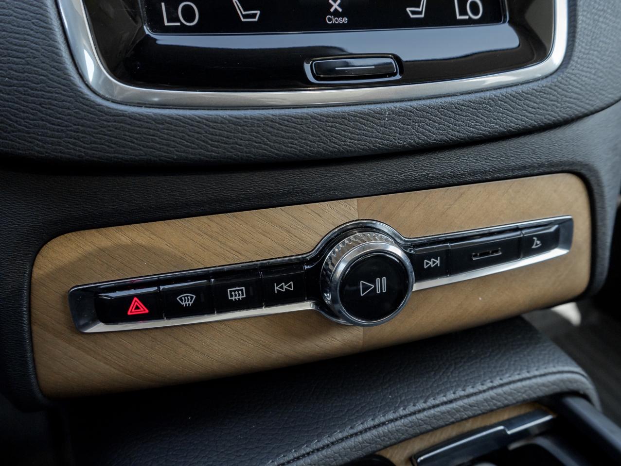 2021 Volvo XC90 T6 AWD Momentum 7-Seater HARMAN KARDON 20" WHEEL Photo