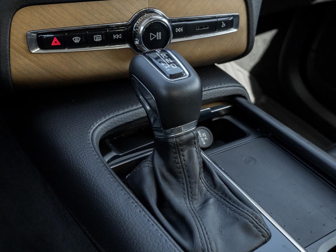 2021 Volvo XC90 T6 AWD Momentum 7-Seater HARMAN KARDON 20" WHEEL Photo