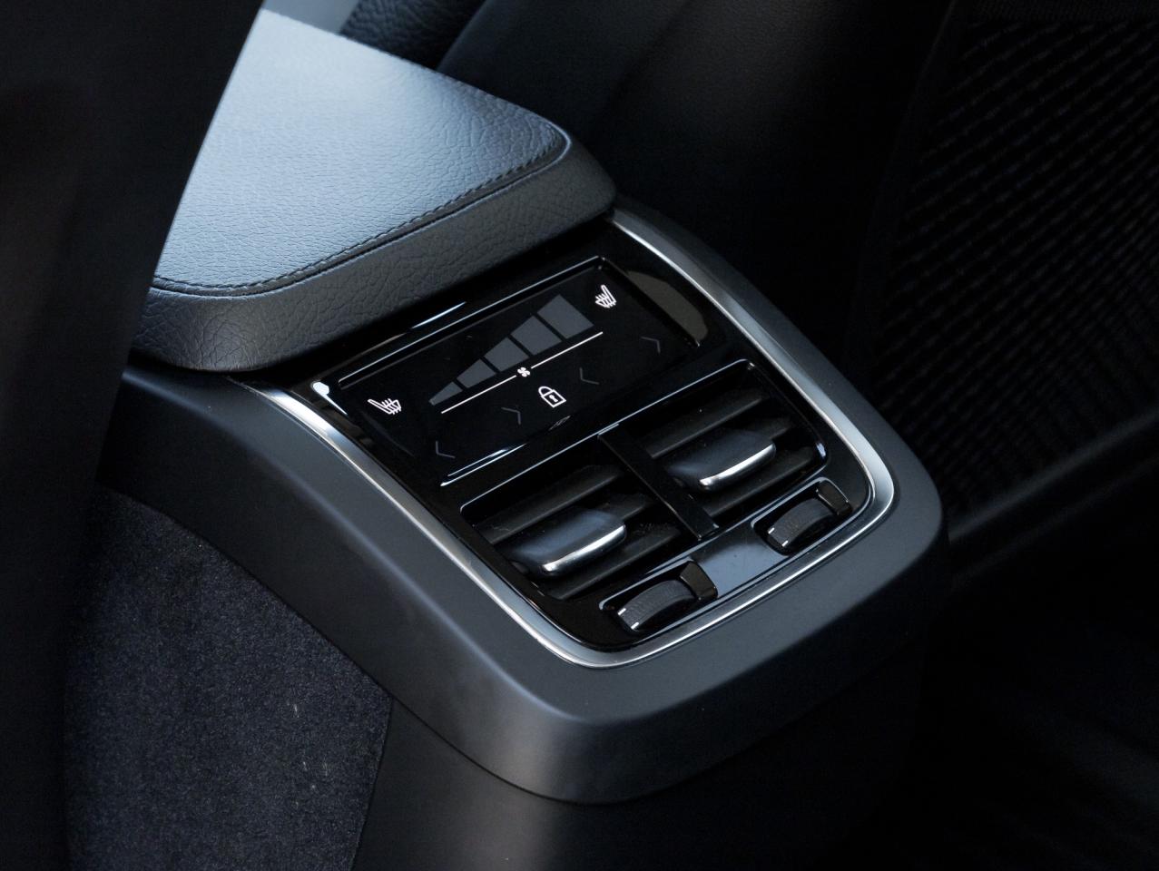 2021 Volvo XC90 T6 AWD Momentum 7-Seater HARMAN KARDON 20" WHEEL Photo