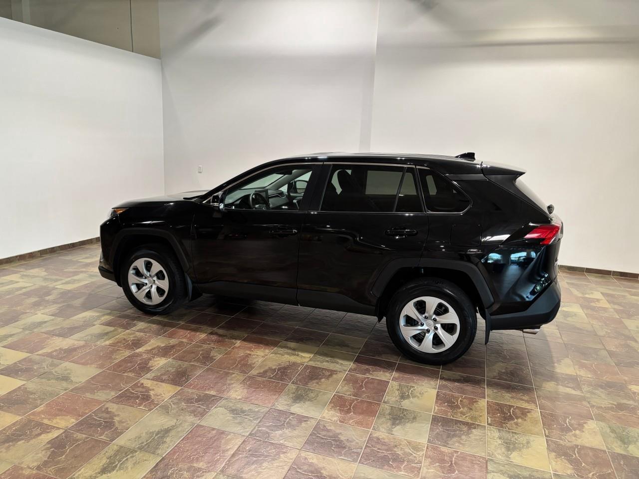 2022 Toyota RAV4 LE Photo