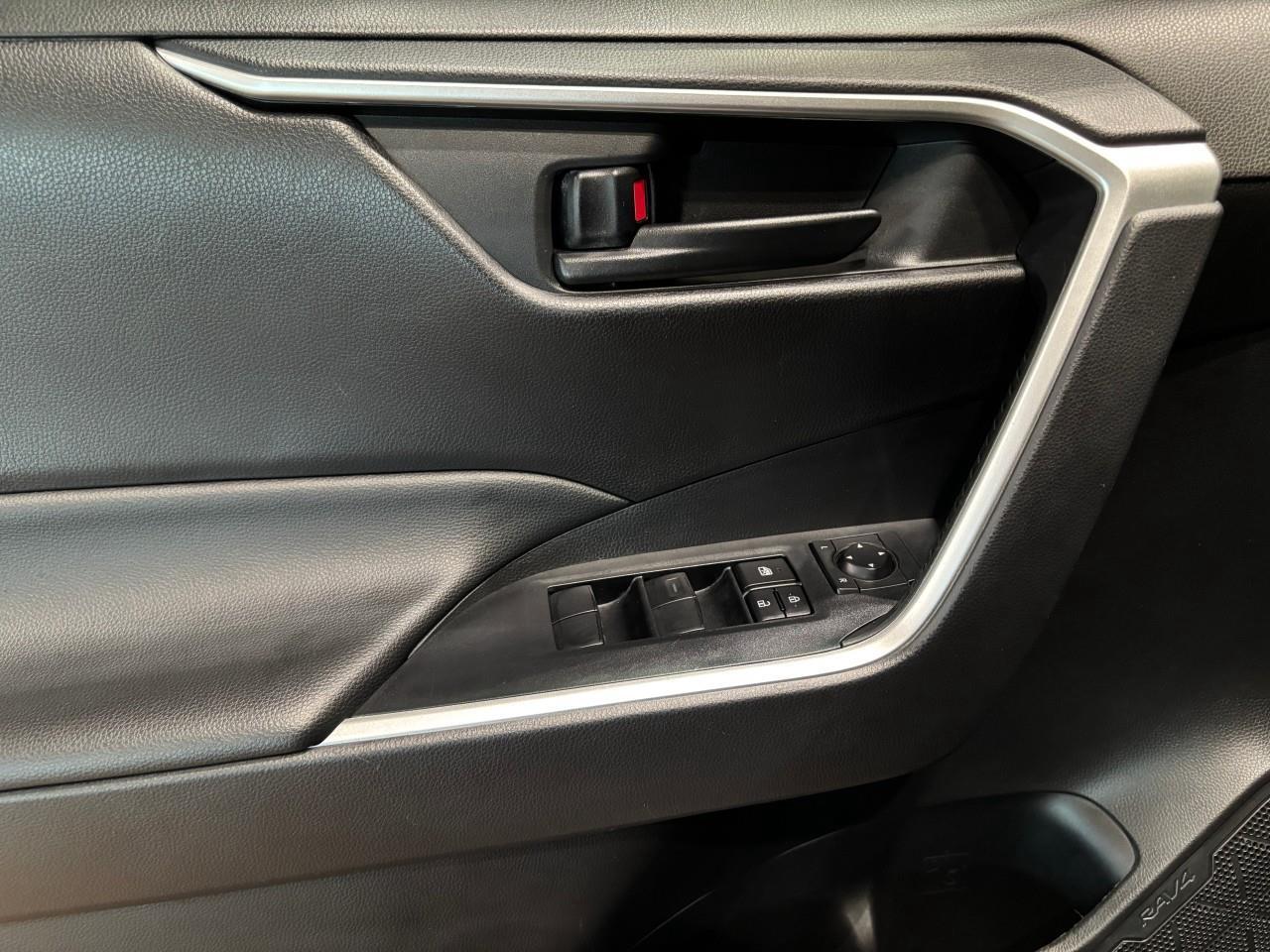 2022 Toyota RAV4 LE Photo