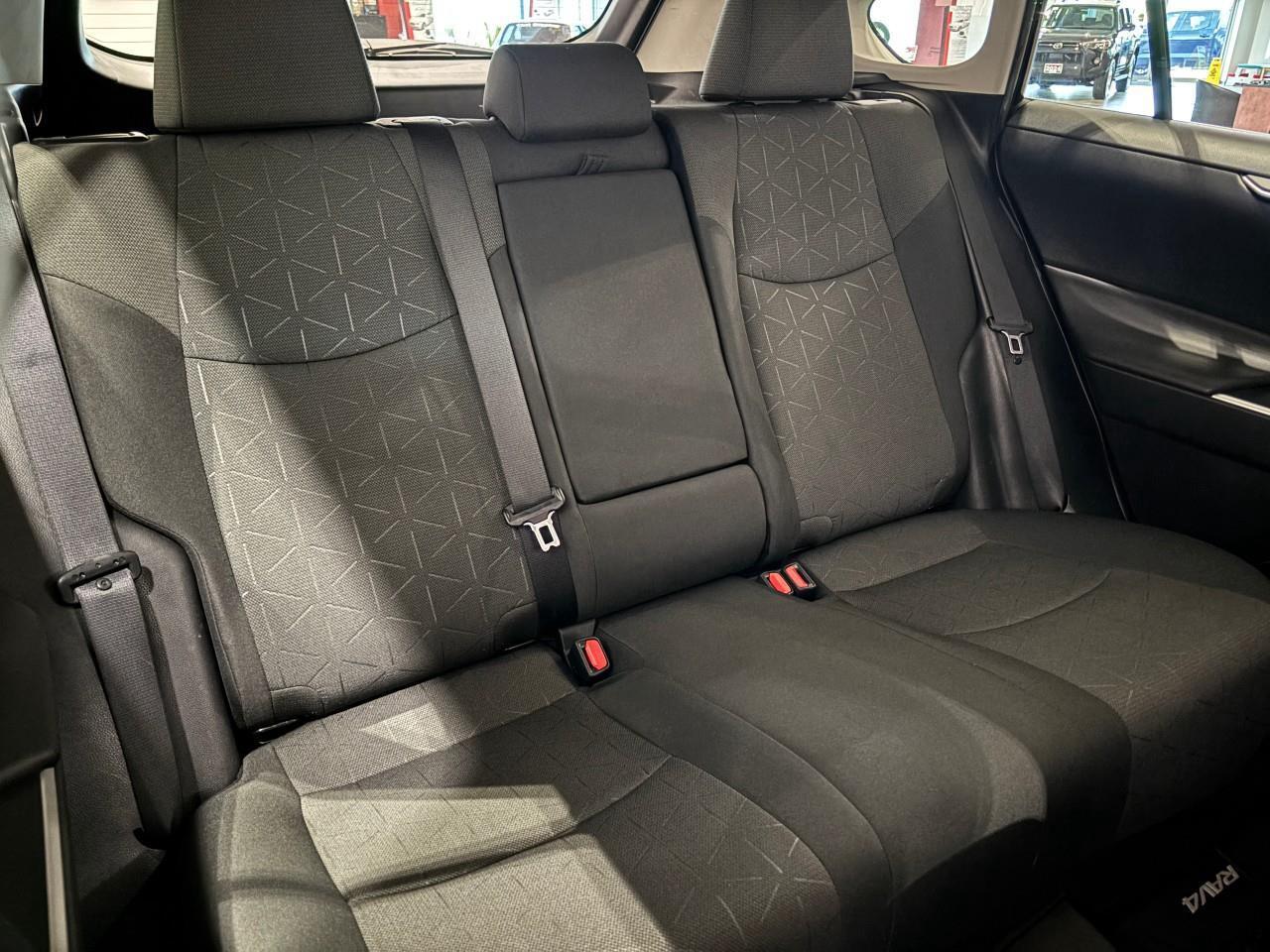 2022 Toyota RAV4 LE Photo