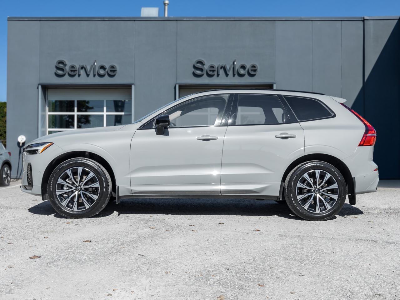 2025 Volvo XC60 B5 AWD Plus Dark Theme CPO LOW MILEAGE NEARLY NEW Photo2